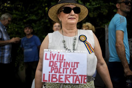 Protest la Palatul Cotroceni. Manifestanții cer demisia președintelui Klaus Iohannis și eliberarea lui Liviu Dragnea