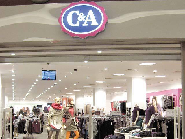 De unde vin hainele de la C&A? România devine prea scumpă pentru producția de îmbrăcăminte. Retailerul de modă C&A și-a înjumătățit numărul de fabrici cu care lucrează în România