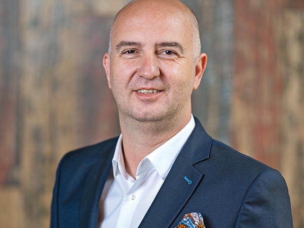 Cine este românul care a construit cel mai mare LANȚ DE CAFENELE din țară. Face milioane de euro vânzând cafea de 5 lei