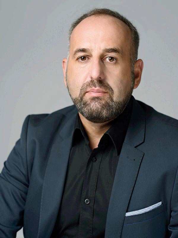 Antreprenorul care face milioane cu un „mall" online