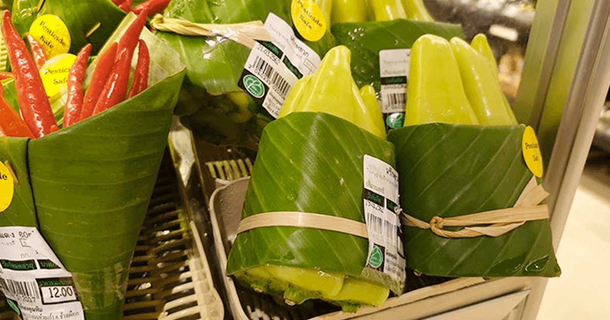 Țara unde supermarketurile au decis să renunțe la ambalajele din plastic și să împacheteze produsele în frunze