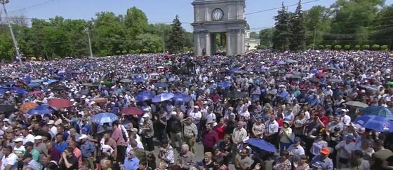 O nouă criză politică a început. De ce au ieșit în stradă mii de oameni