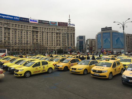Protestul traximetriștilor blochează astăzi Capitala. Transportatorii ies în stradă, în ziua moțiunii de cenzură, față de proiectul de lege pentru „ridesharing”/ 800 de mașini, aștepta