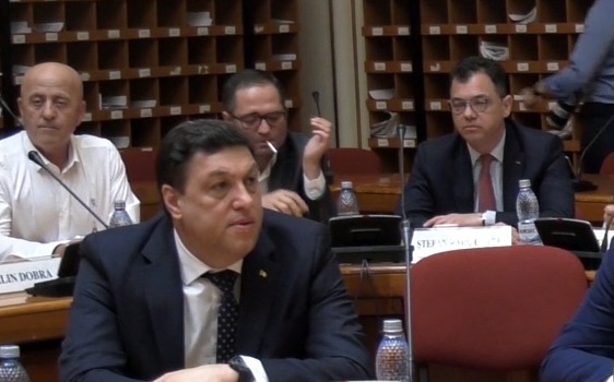 Ministrul Tineretului și sportului, Constantin-Bogdan Matei surprins cu țigara aprinsă în timpul ședinței CEx al PSD de la Parlament