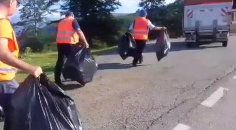 Saci plini cu polistiren, găsiți pe marginea Transalpinei. Drumari: Oare ne mai facem bine?