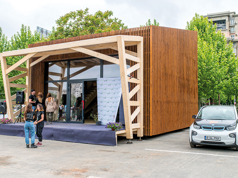 Cine sunt tinerii care au construit de la zero prima casă solară din România. Vor participa la o competiție internațională