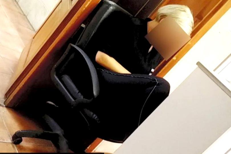 Polițistă locală din Oradea, fotografiată cu picioarele pe birou și ochii în telefon la serviciu.Reacția șefilor