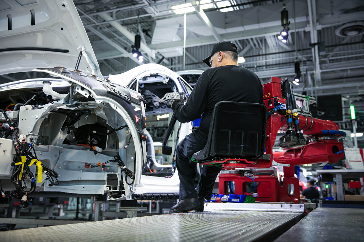Lovitură în industria auto: Cel mai mare producător din lume concediază mii de oameni