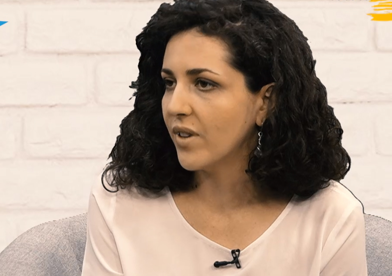Andreea Elisei, fondatoarea cofetăriei Caruselul Vegan, transformă rețetele de prăjituri clasice în produse vegane într-un laborator de lângă București
