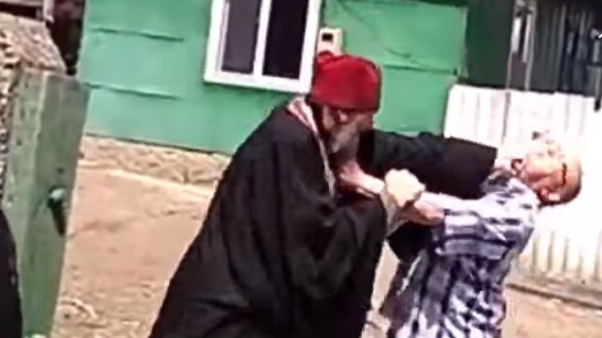 Reacție șocantă a unui preot la o înmormântare. Care a fost motivul pentru care a luat la bătaie un bărbat - VIDEO