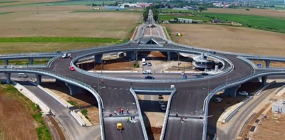 Șoferii sunt exasperați: Coloană pe 10 kilometri la intrarea pe Centura de Vest din Ploiești, din cauza sensului giratoriu nou