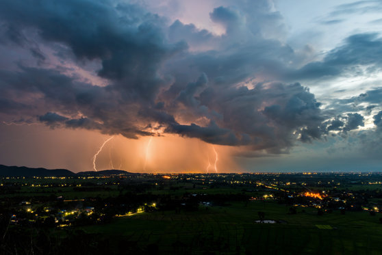 Avertizare METEO: Cod PORTOCALIU de ploi și vijelii în 4 județe, până luni dimineață/ Cod GALBEN în alte 8 județe din România
