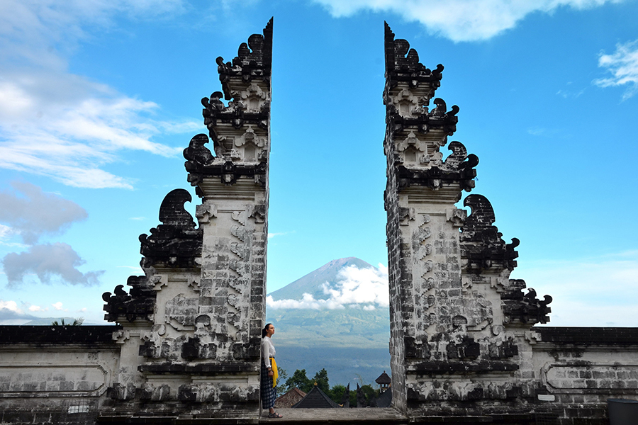 „M-am simțit înșelată": O turistă a descoperit că o atracție populară din Bali reprezentând un lac superb este de fapt un fals. Cum arată de fapt locul - FOTO
