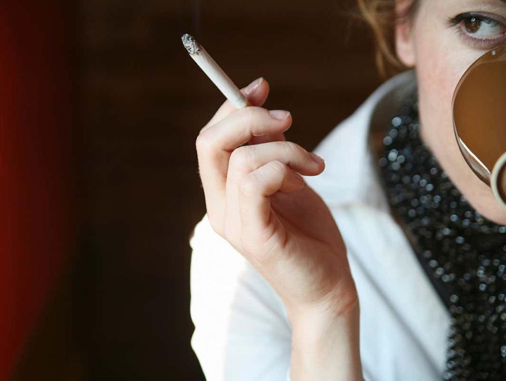 Orașul care interzice complet fumatul: după interiorul spațiilor publice, urmează interzicerea acestuia și pe terase