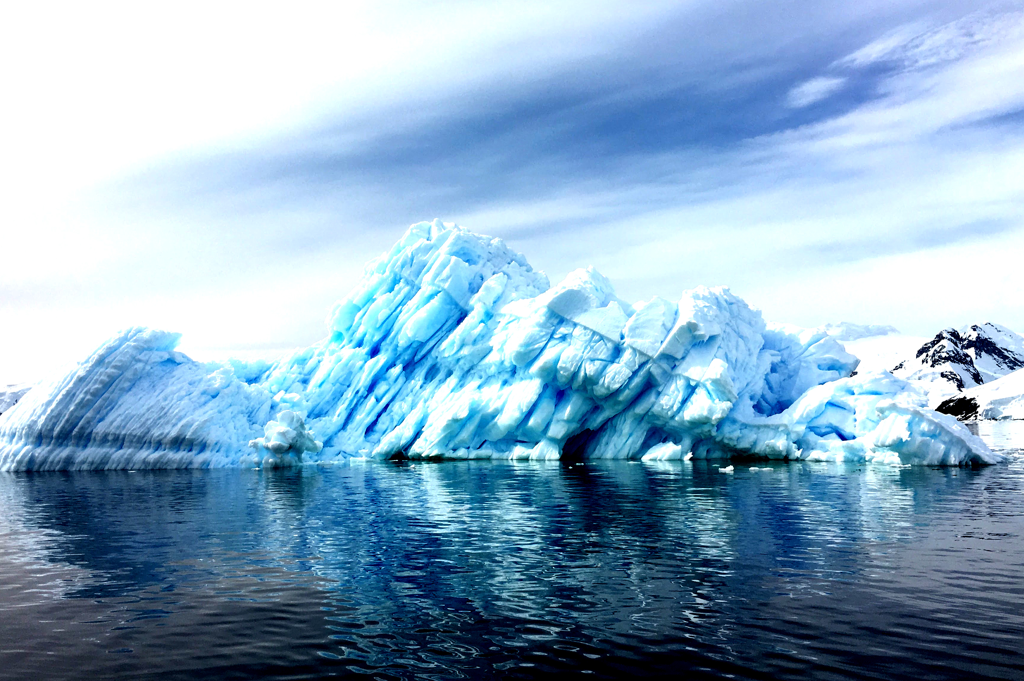 NEBUNIA unui antreprenor și inventator arab. Vrea să transporte un iceberg 8.800 de kilometri, din Groenlanda până pe coasta Emiratelor Arabe Unite