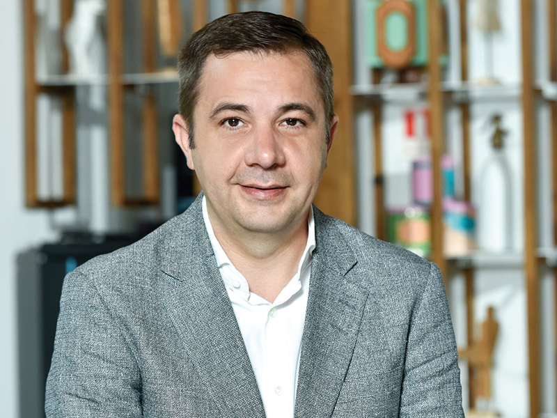 Povestea primului român numit la conducerea liderului pieței de bere din Romania.  După 20 de ani de carieră prin toata lumea, el a ales sa se întoarcă acasă