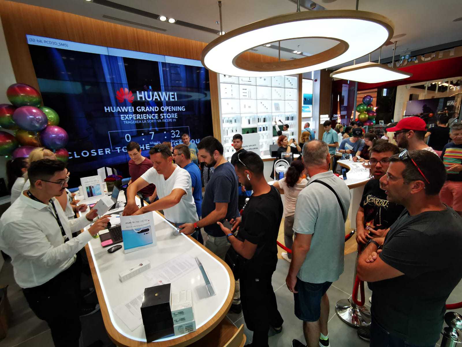 Huawei și-a deschis primul magazin din România. Unde se află și cum arată acesta
