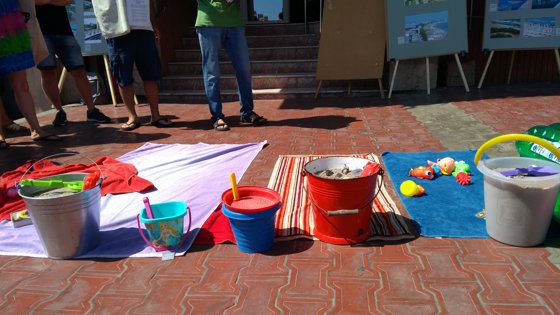 „Bine ați venit la Marea Albă de plastic”. Protest față de sufocarea plajelor cu șezlonguri, la Constanța