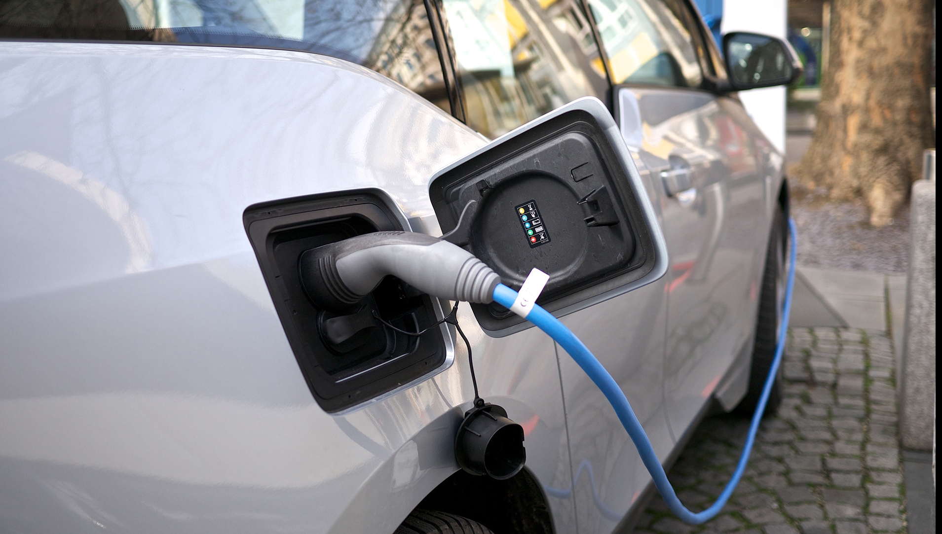 Pariul autorităților britanice: Marea Britanie investește aproape 100 de milioane de dolari în cercetare pentru sectorul mașinilor electrice