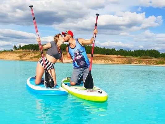„Influencerii” de pe Instagram, înnebuniți după Lacul „Maldive” din Siberia. Avertismentul unei companii din apropiere | FOTO