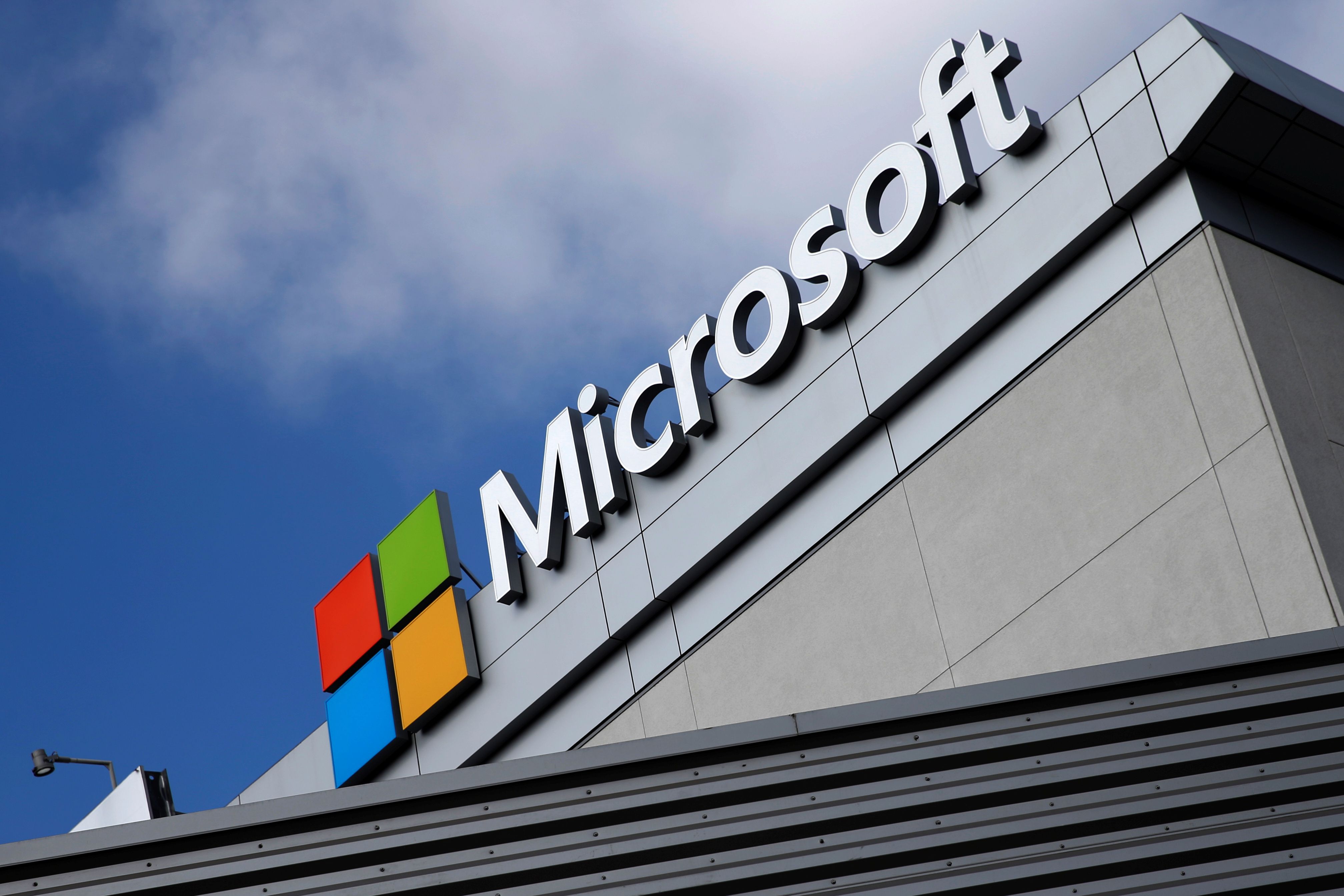 Corporațiile americane preiau frâiele inovației: Microsoft și Dell caută următoarea inovație din câmpul muncii printre startup-urile de Inteligență Artificială