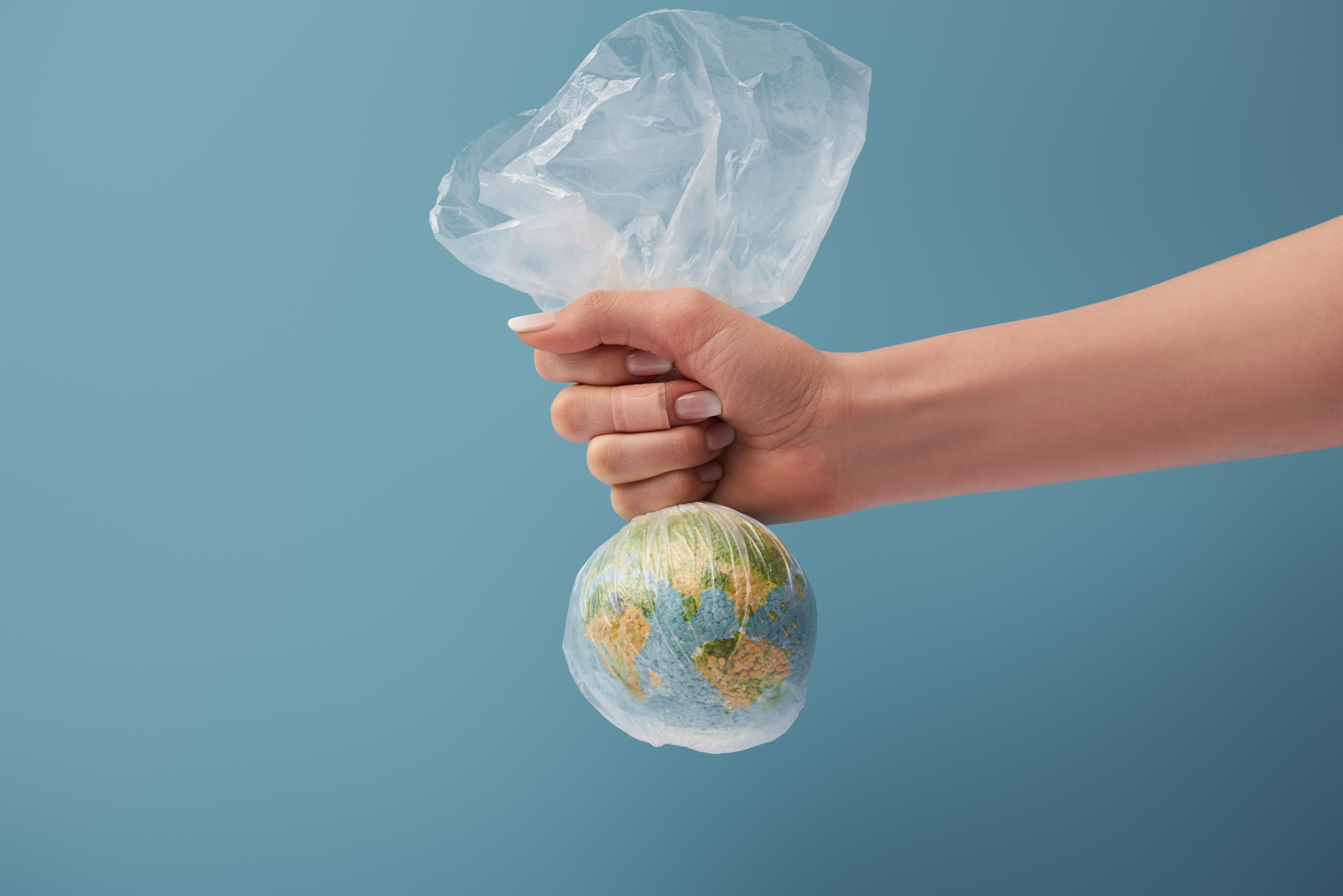 Noua metodă de a fenta legislația din România. Cum au reușit micii comercianți să înlocuiască pungile din plastic ecologice cu mâner