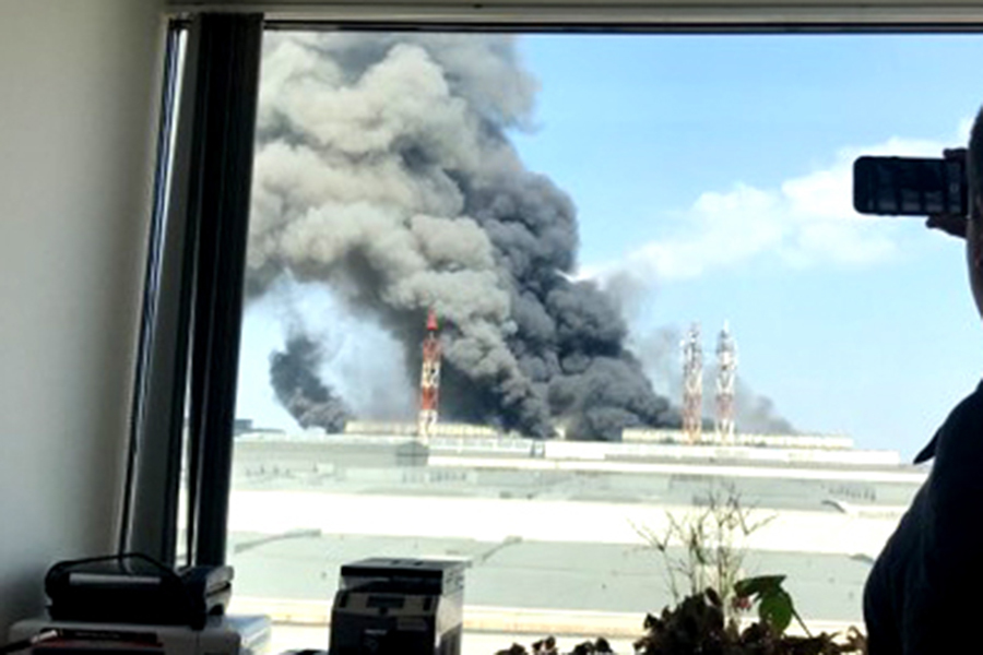 ULTIMA ORĂ Incendiu puternic în nordul Capitalei. Degajări mari de fum de la o hală