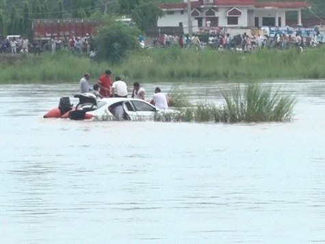 A primit o mașină de ziua lui, dar câteva minute mai târziu a împins-o într-un lac. Care a fost motivul