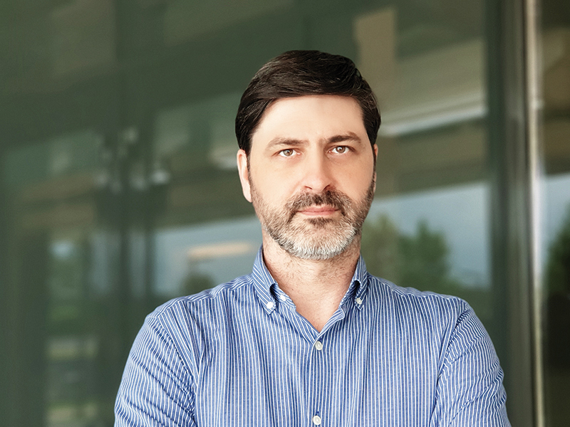 Cine este tânărul care vinde cele mai multe televizoare din România