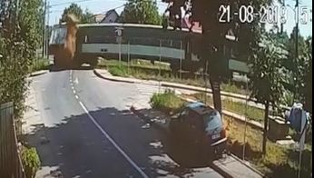 ULTIMA ORĂ: Un tren de persoane cu 30 de călători a deraiat în Botoșani/ VIDEO de pe camerele de luat vederi cu momentul accidentului
