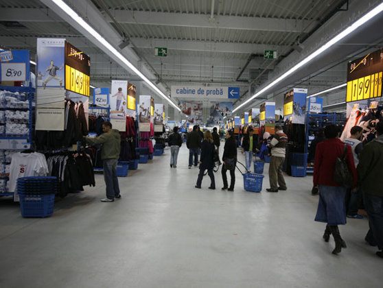 ALERTĂ COMERCIALĂ: Decathlon retrage două produse din cauza unor nereguli ce prezintă pericol pentru clienți