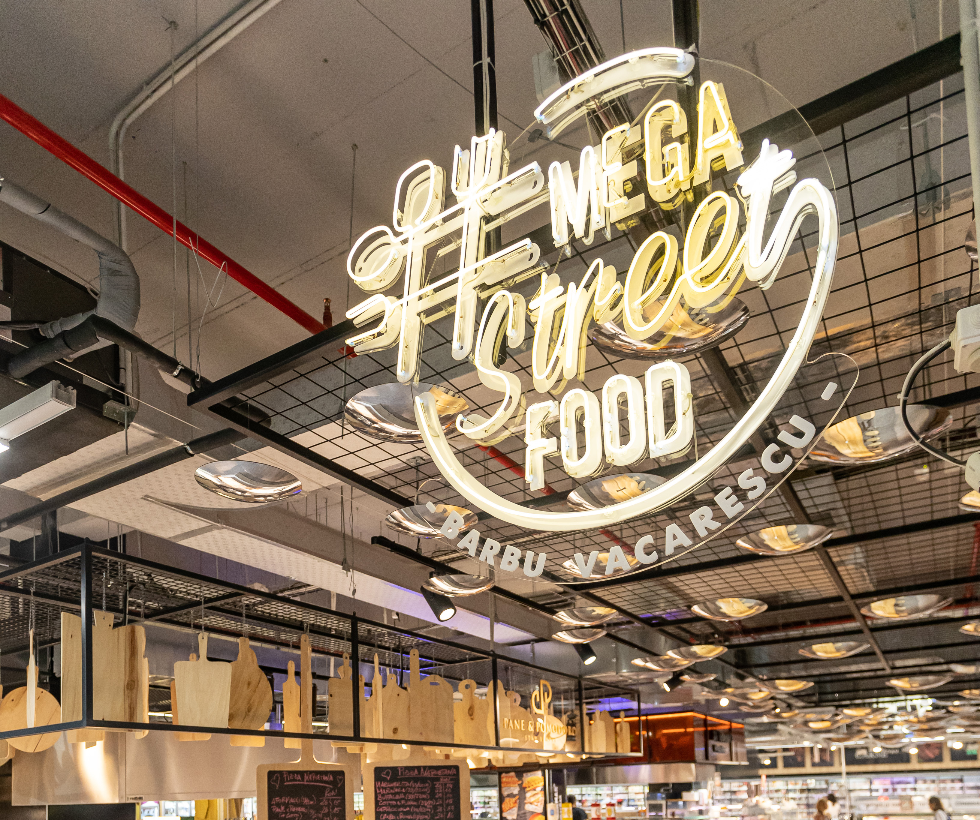 Mega Image a inaugurat conceptul #MegaStreetFood, un foodcourt integrat în magazinul din Barbu Văcărescu