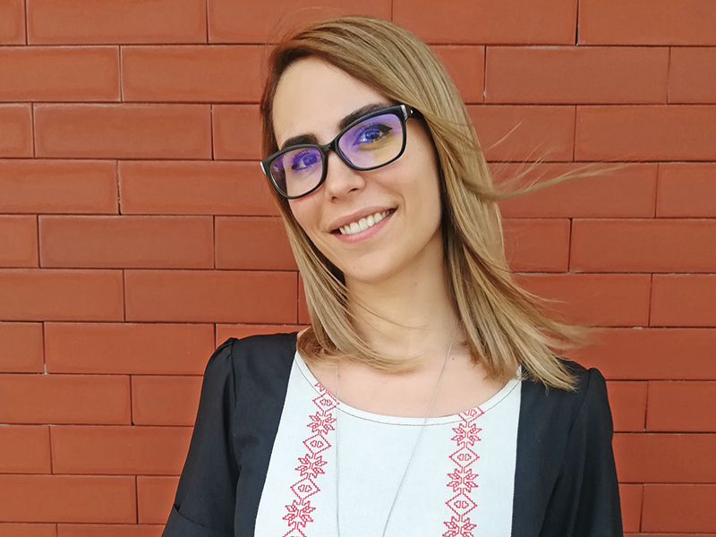 Cine este tânăra care face legătura între clienții Danone și companie