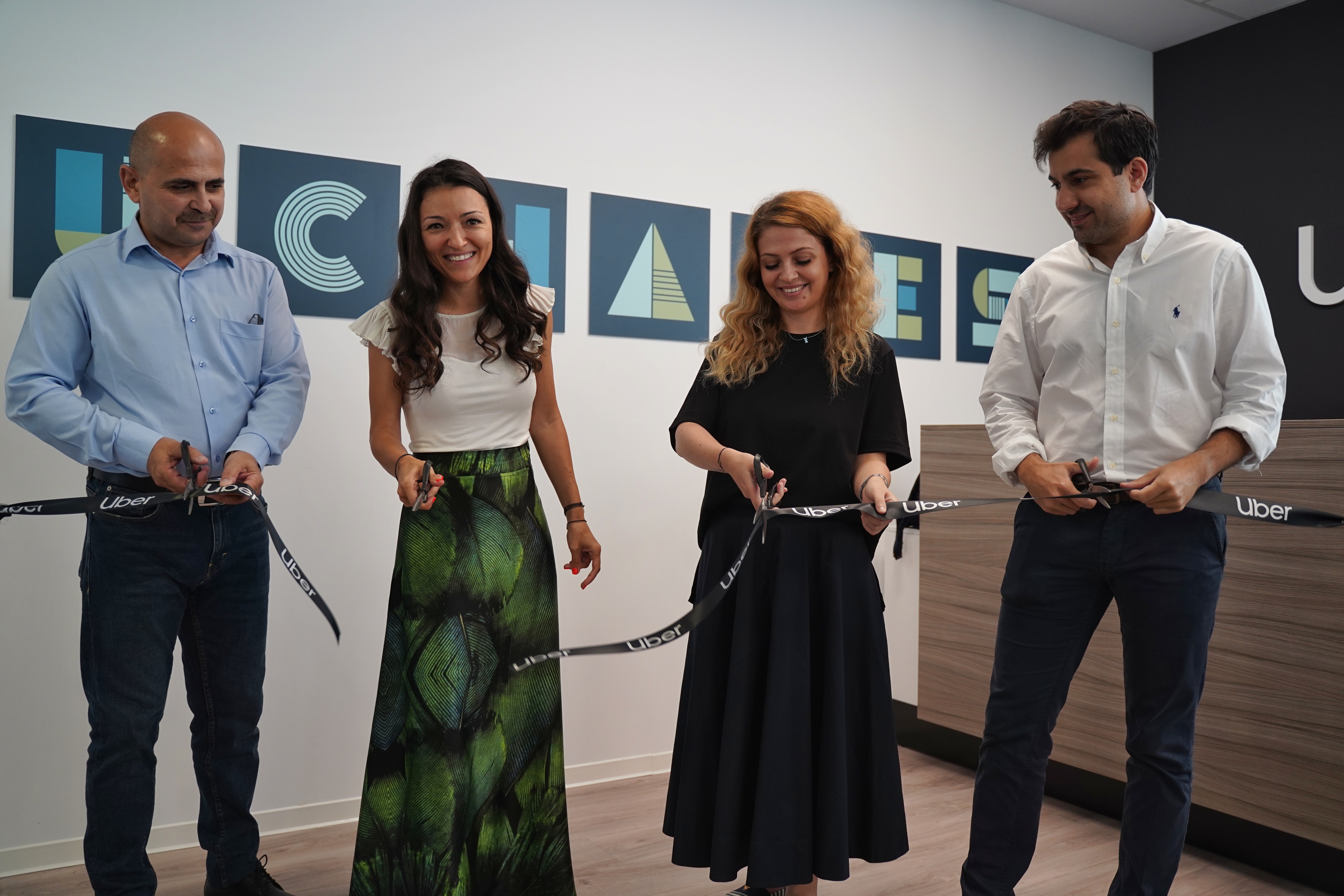 Uber deschide la București cel mai mare centru de asistență pentru șoferi din Europa Centrală și de Est după o investiție de 250.000 dolari în Pipera