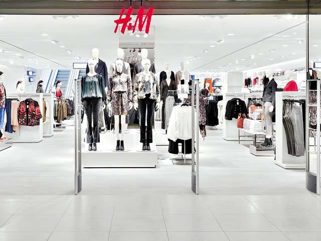Lovitura pe care o dă H&M, în rivalitatea cu Zara. Suedezii schimbă strategia de business la 180 de grade