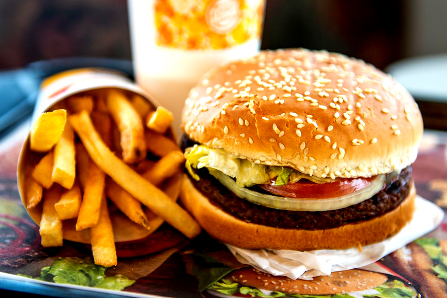 Lanț gigant de fast-food a revenit în România și face angajări. Ce salarii oferă
