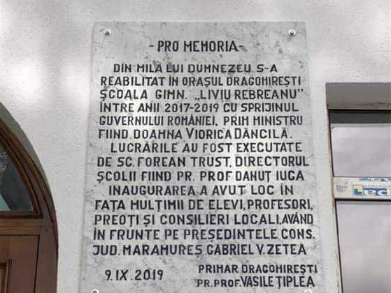 Cum a ajuns numele premierului Dăncilă pe placa comemorativă de pe fațada unei școli din Maramureș | FOTO