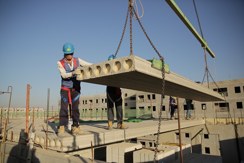 Salariul mediu din construcții a crescut cu 50% în ultimul an și a ajuns la 3.000 de lei net pe lună. „S-a redus foarte mult fenomenul muncii la negru în construcții si migrația muncitorilor