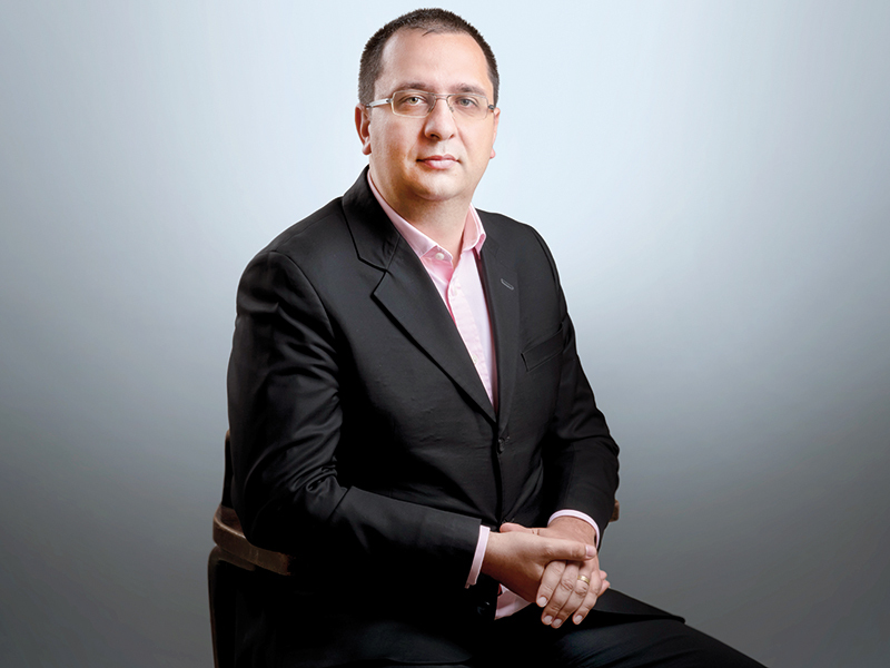 A renunțat la un job cu venituri sigure în banking pentru a începe un business, iar acum îi sfătuiește pe alții cum să își reorganizeze afacerile