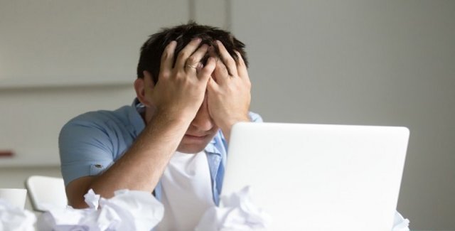 Despăgubiri de 10.000 de euro pentru un director care a fost umilit la locul de muncă in Romania . Ce a fost pus să facă