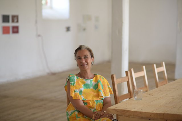 Din vorbă-n vorbă cu Joana Grevers, fondatorul galeriei de artă 418: S-a născut în România, însă în 1974 a emigrat împreună cu familia în Germania. A revenit în 2004 din rațiuni familial