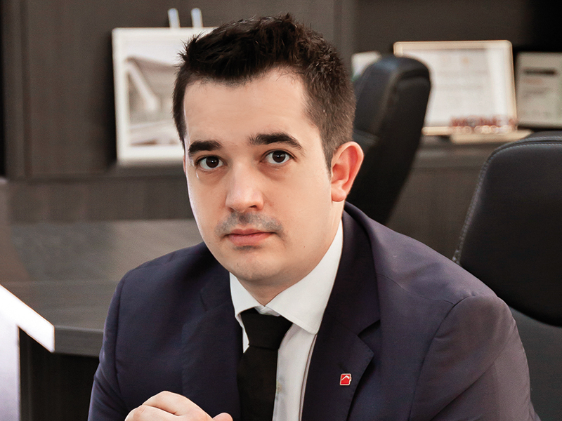 Cine este tânărul de doar 27 de ani responsabil de exporturile celui mai mare producător românesc de țiglă metalică