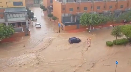 Cod ROȘU de vreme rea în Spania: Două persoane au murit după ce mașina în care se aflau a fost luată de viituri | VIDEO