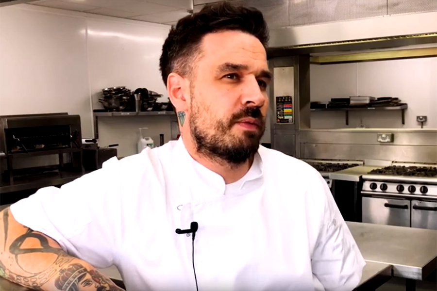 Proprietarul unui restaurant, care a angajat un om al străzii, recunoaște că a fost „naiv și prost” când a făcut acest lucru