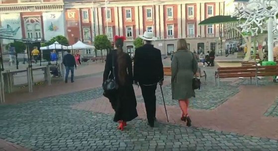Moment GREU de crezut: Bărbat FILMAT în timp ce ce se plimbă cu două femei în LESĂ/ Unde s-a petrecut totul