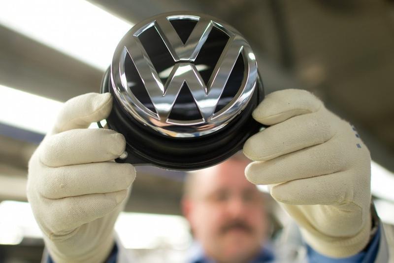 Noi probleme pentru Volkswagen, după ce șefii companiei au fost puși sub acuzare pentru manipularea pieței / Prețul scandalului „Dieselgate” crește pe zi ce trece