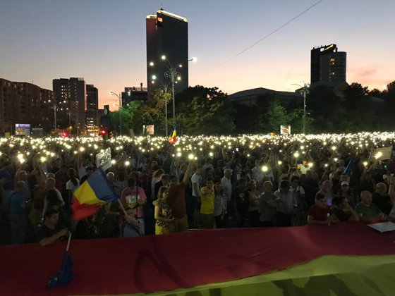 Organizatoarea unui protest din 10 august, amendată la o lună de la miting. Tânăra a primit în total amenzi de 9.000 de lei