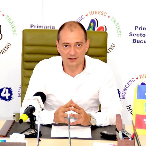 Postare controversată a edilului din Sectorul 4 din Capitală. Primarul IRONIZEAZĂ un om care caută prin gunoaie/ FOTO