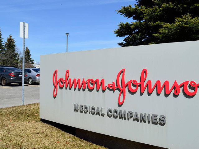 Johnson&Johnson recheamă peste 30.000 de sticle de pudră de bebeluși posibil contaminate cu azbest
