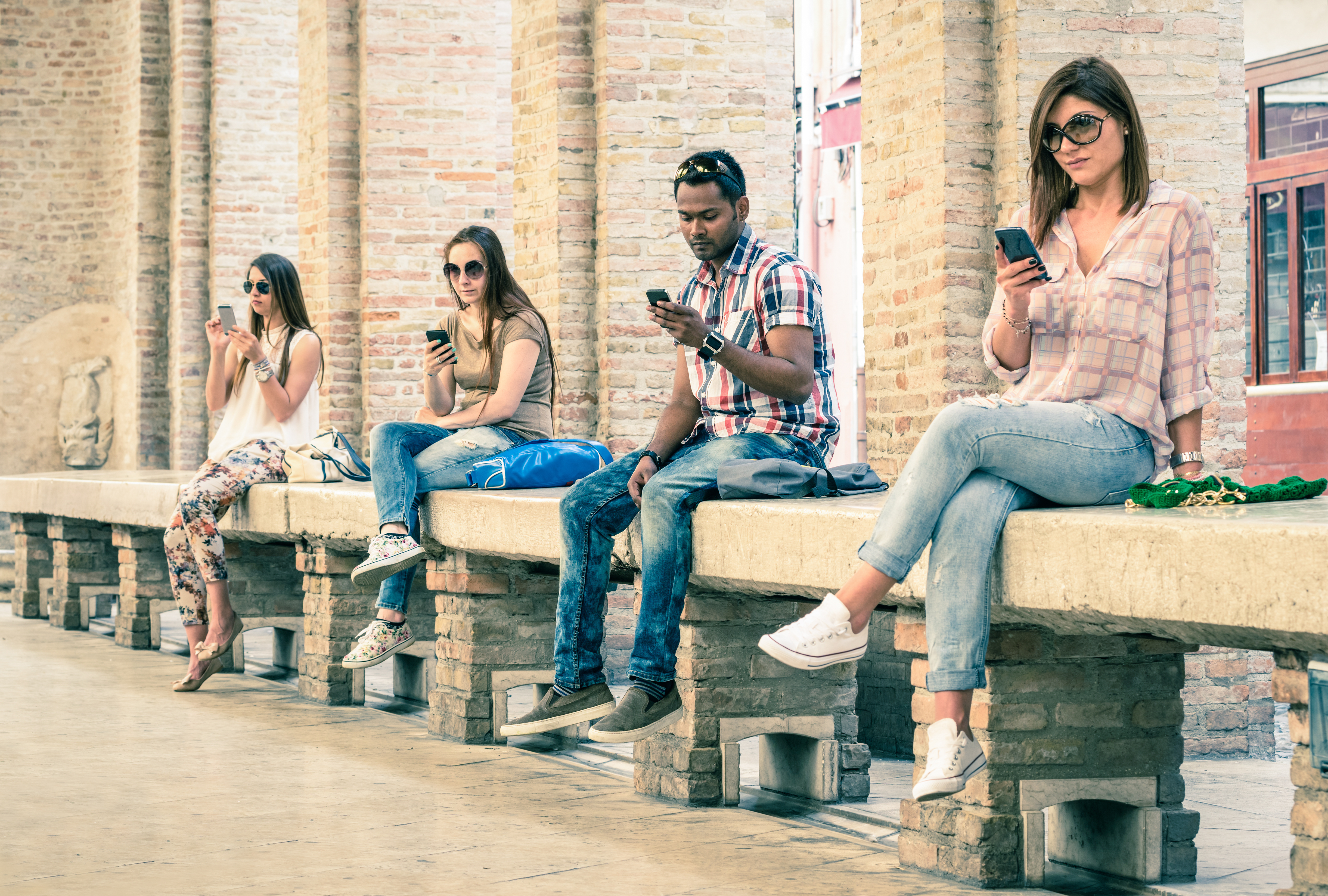 Oamenii din generația "millennials" muncesc mai mult și dorm mai mult decât cei mai în vârstă